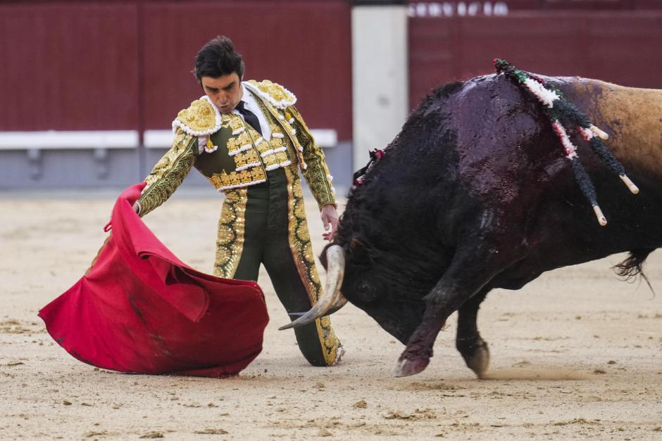 Miguel Ángel Perera citó al segundo de su lote de rodillas y desde el centro del ruedo