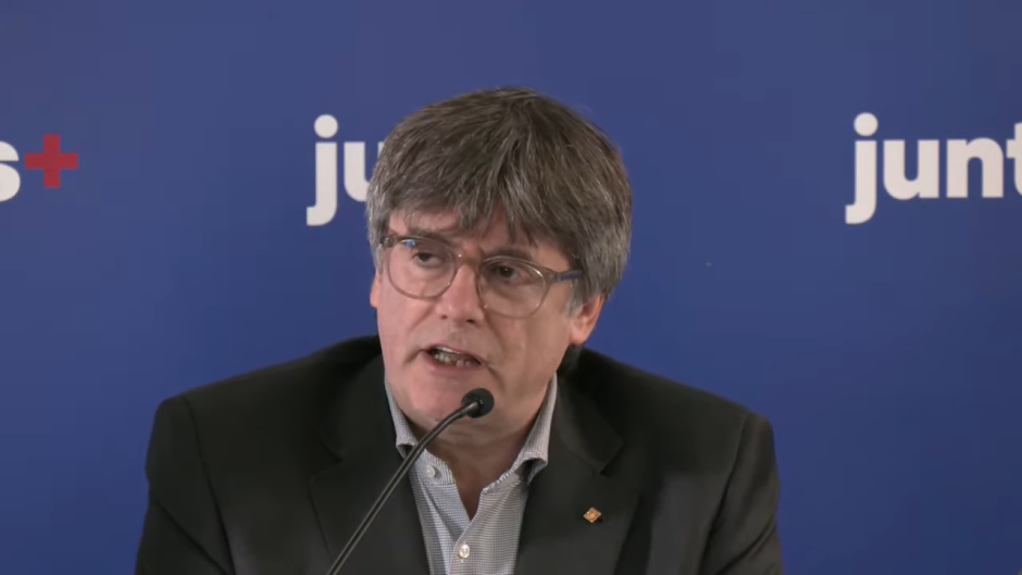 Carles Puigdemont, en la reunión con sus grupos parlamentarios.