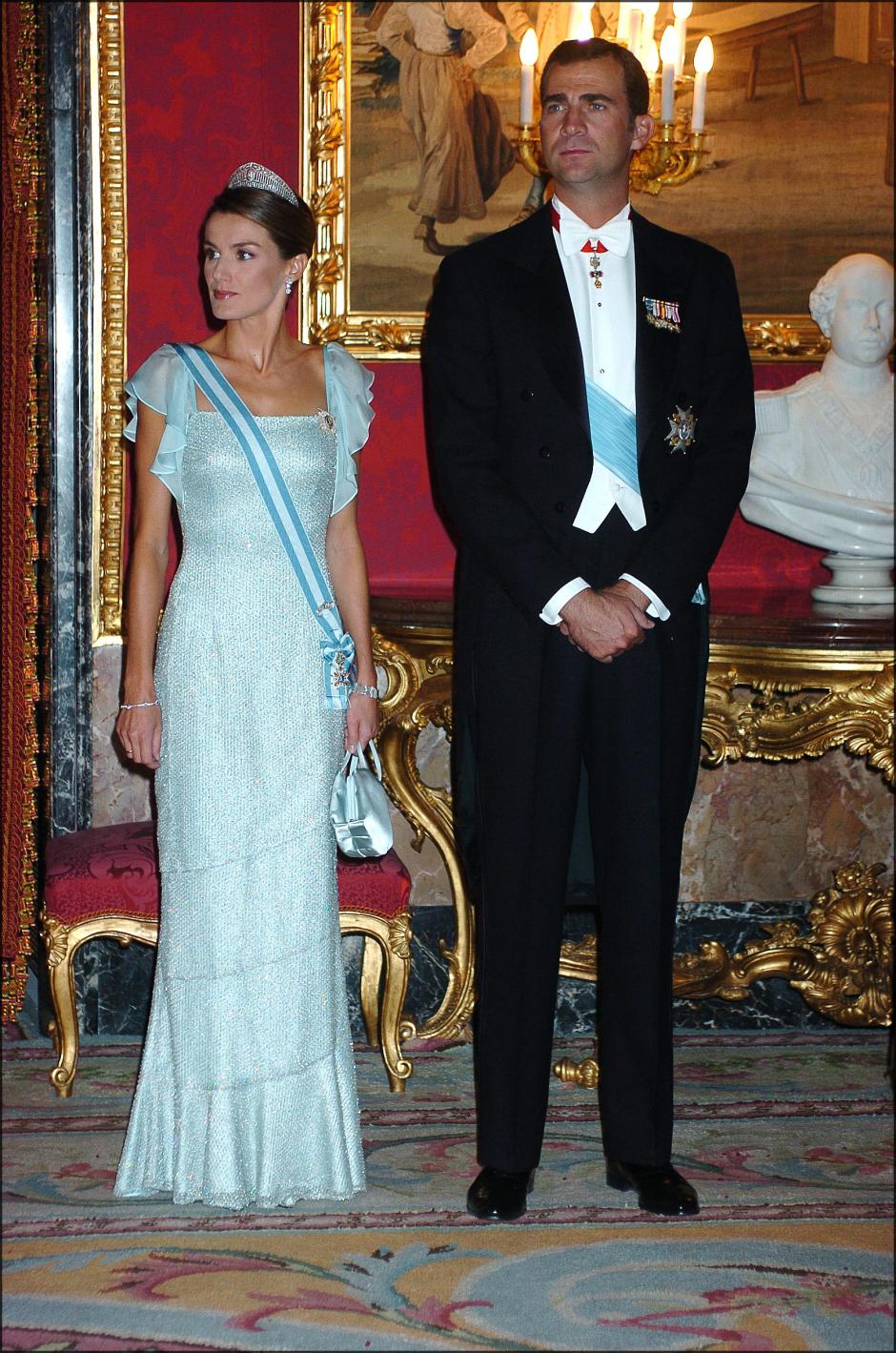 El Príncipe con Doña Letizia, que asiste a su primera cena de gala en el Palacio Real en septiembre de 2004