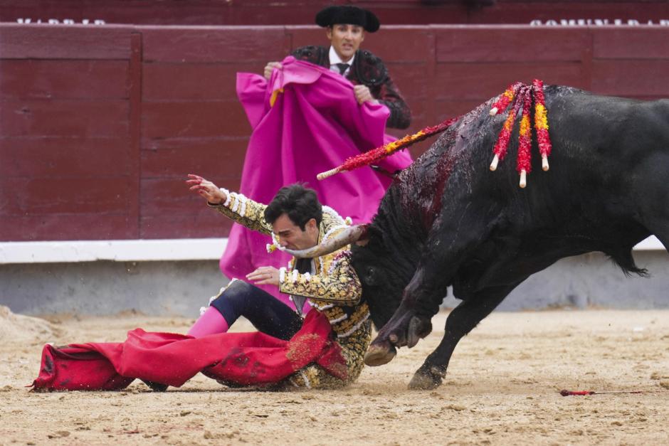 Tomás Rufo, embestido por el tercer toro de la tarde, al que cortó una oreja