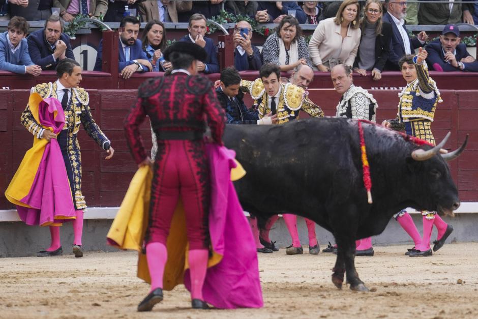 José María Manzanares (izquierda) y Sebastián Castella (derecha), tras el percance sufrido por Tomás Rufo (en el centro)