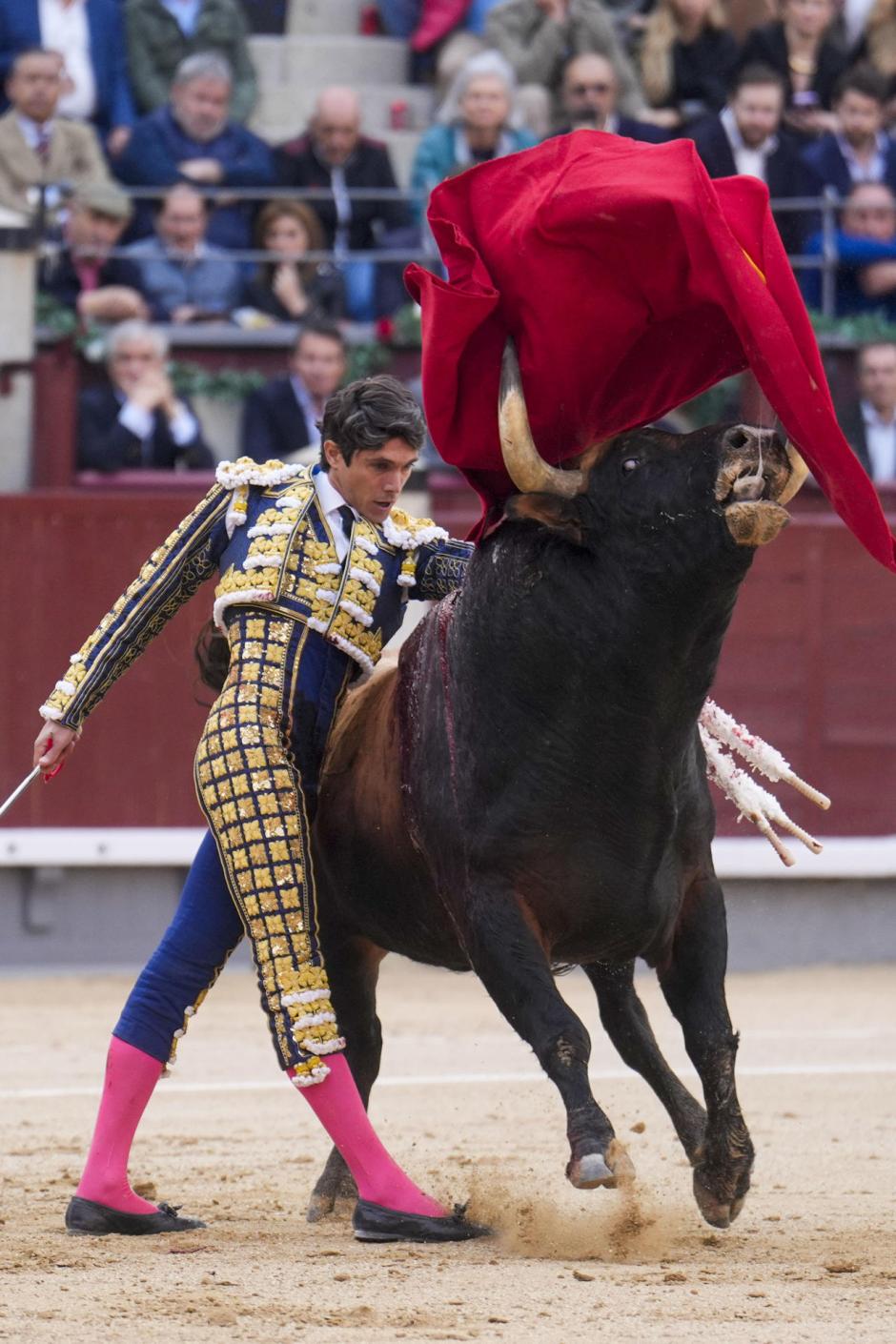 Sebastián Castella da un pase de pecho al cuarto toro de la tarde