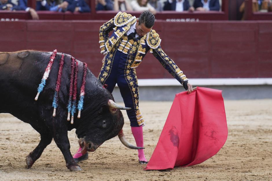 José María Manzanares, con el primero de sus toros