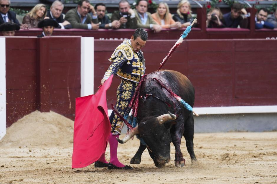 José María Manzanares durante la faena de muleta de su primer toro