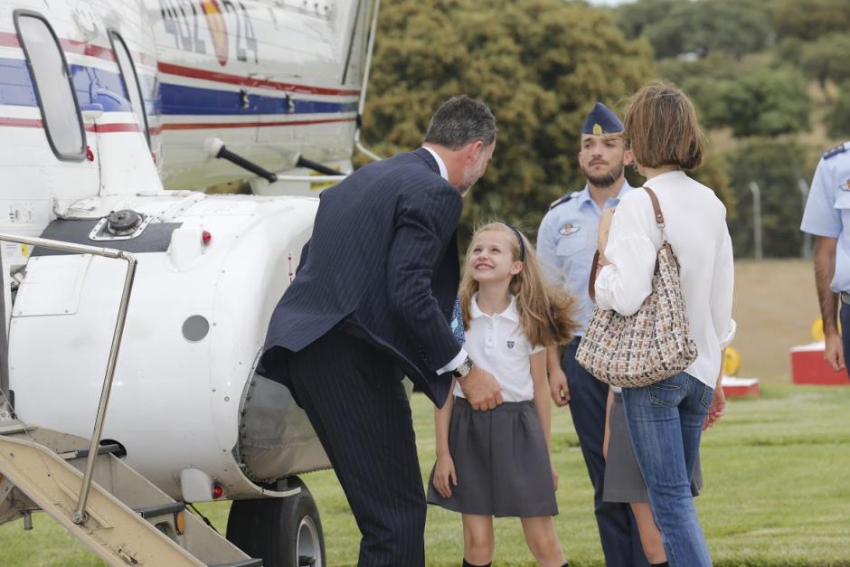 La Reina y sus hijas acuden a recibir a Don Felipe, a pie de escalerilla del helicóptero