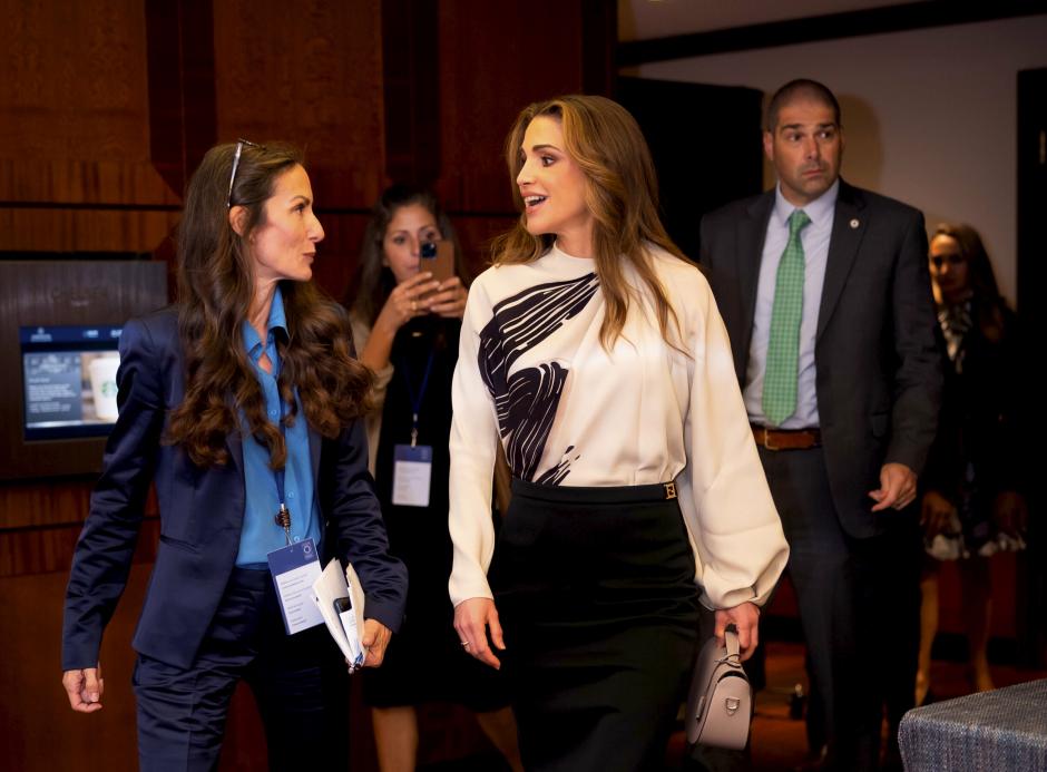 Telma Ortiz junto a Rania de Jordania en un evento de la ONG para la que trabaja, Concordia