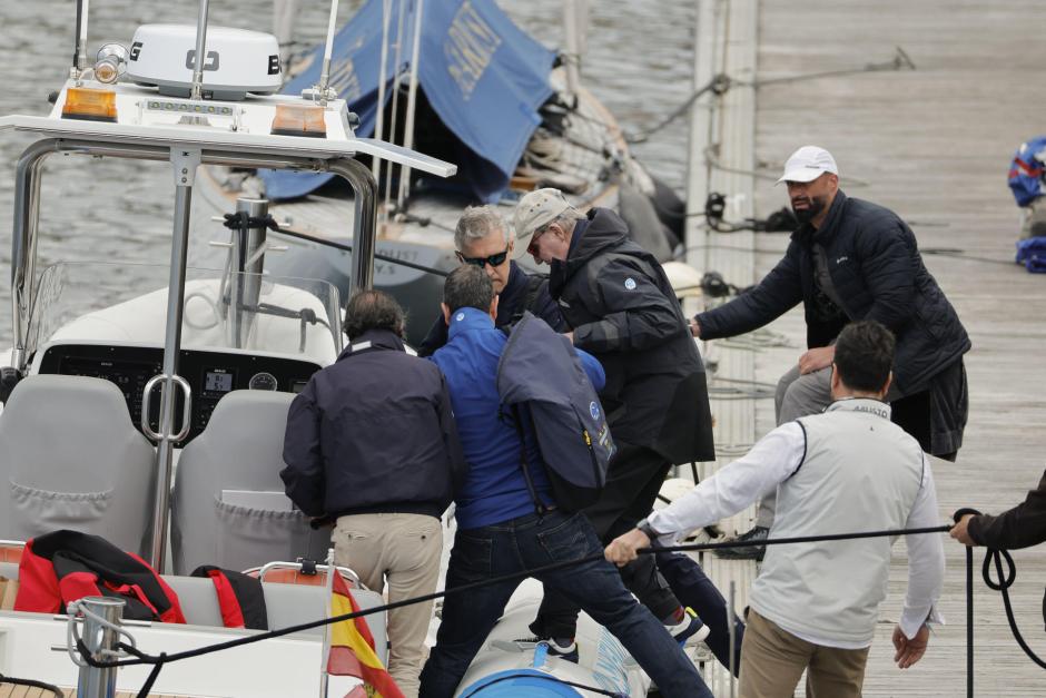 Don Juan Carlos embarca en una lancha para ver las regatas