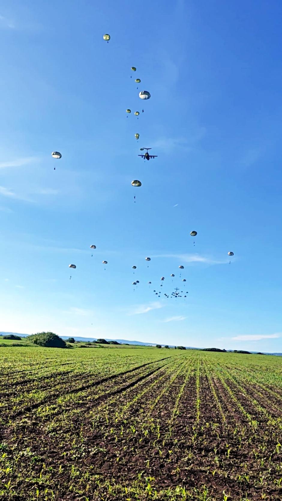 Salto paracaidista de la Bripac en Turda, Rumanía, junto a unidades de Alemania, Estados Unidos, Francia y los Países Bajos