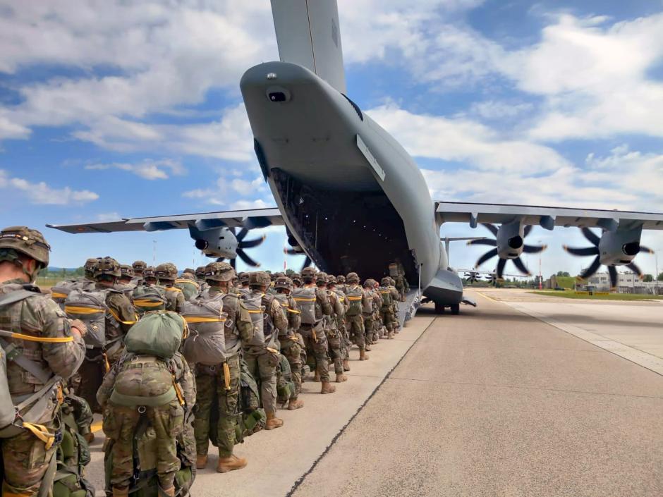 Efectivos de la Brigada paracaidista (Bripac) se disponen a entrar en un Airbus español para un lanzamiento