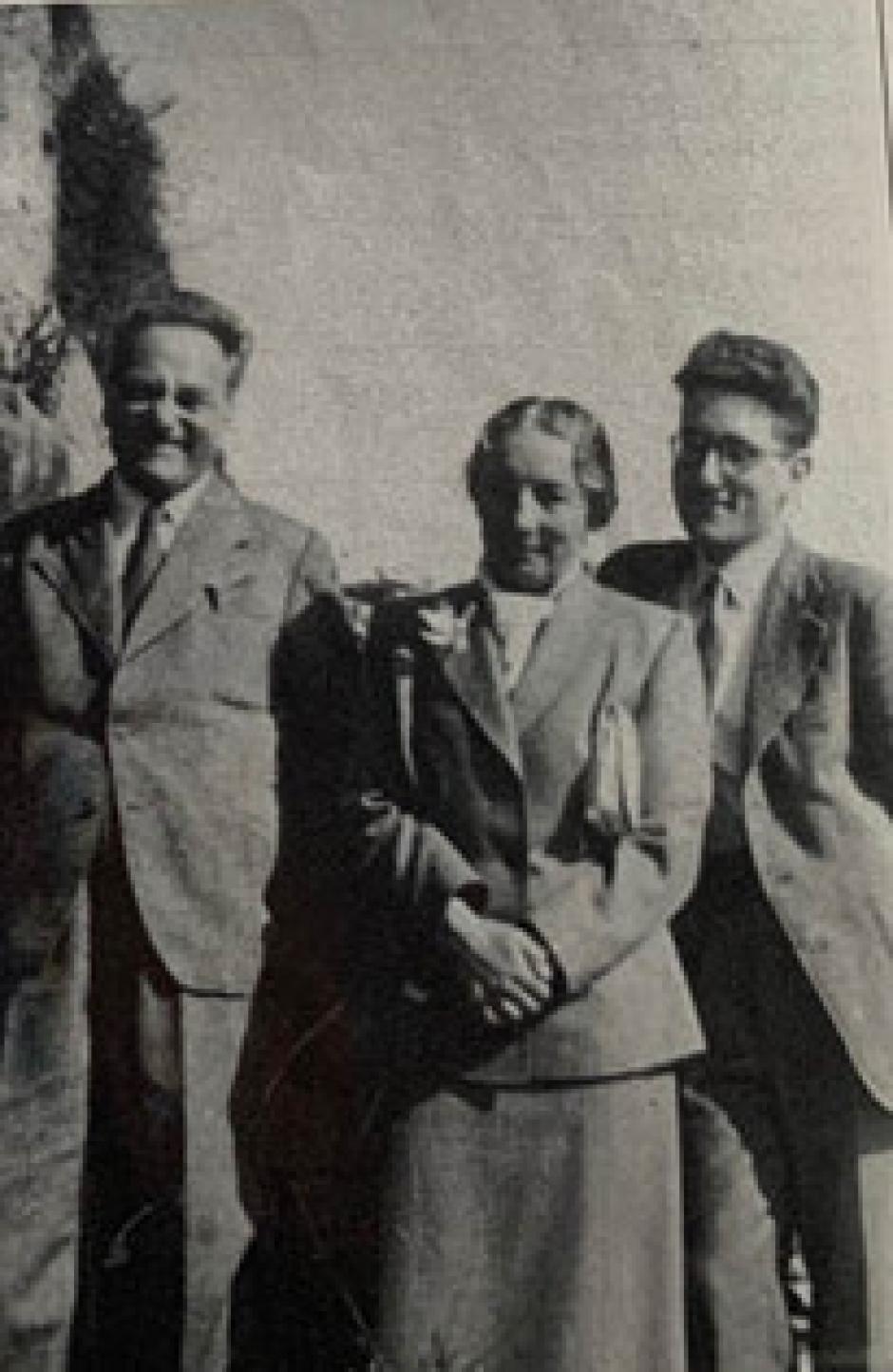 Francis con sus padres, después de reunirse tras la Segunda Guerra Mundial
