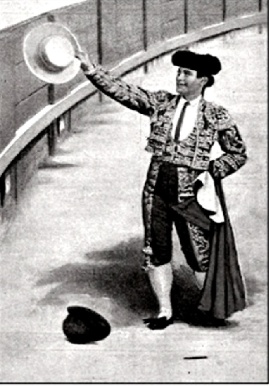 Bombita devolviendo un sombrero cordobés, arrojado al ruedo. Sala Goya. Museo de Bellas Artes. Recoletos-Madrid