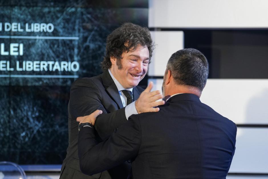 El presidente de Argentina, Javier Milei, saluda al líder de Vox, Santiago Abascal (d), durante la presentación de su libro El camino del libertario