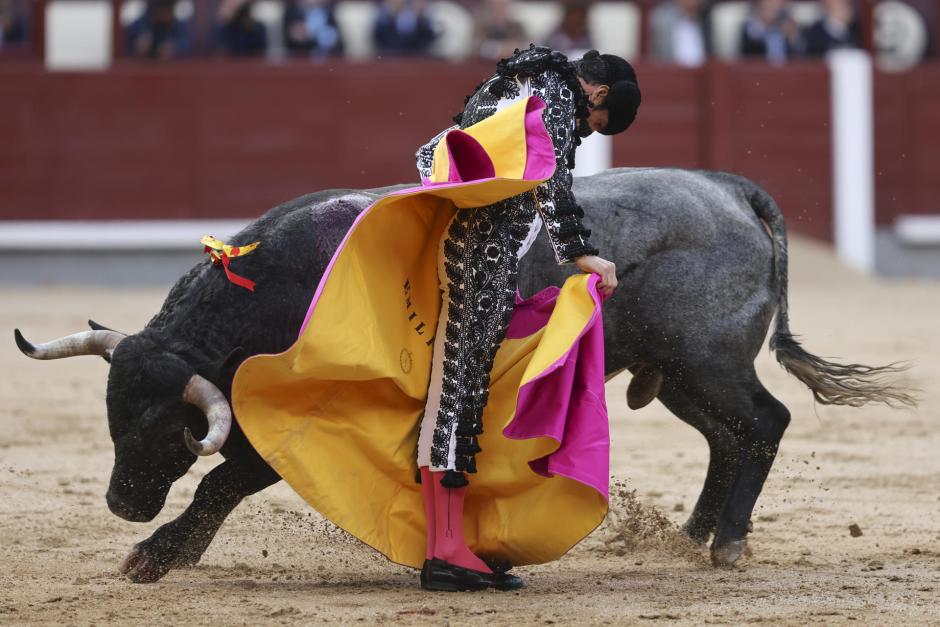 Emilio de Justo, con la muleta ante su primer toro