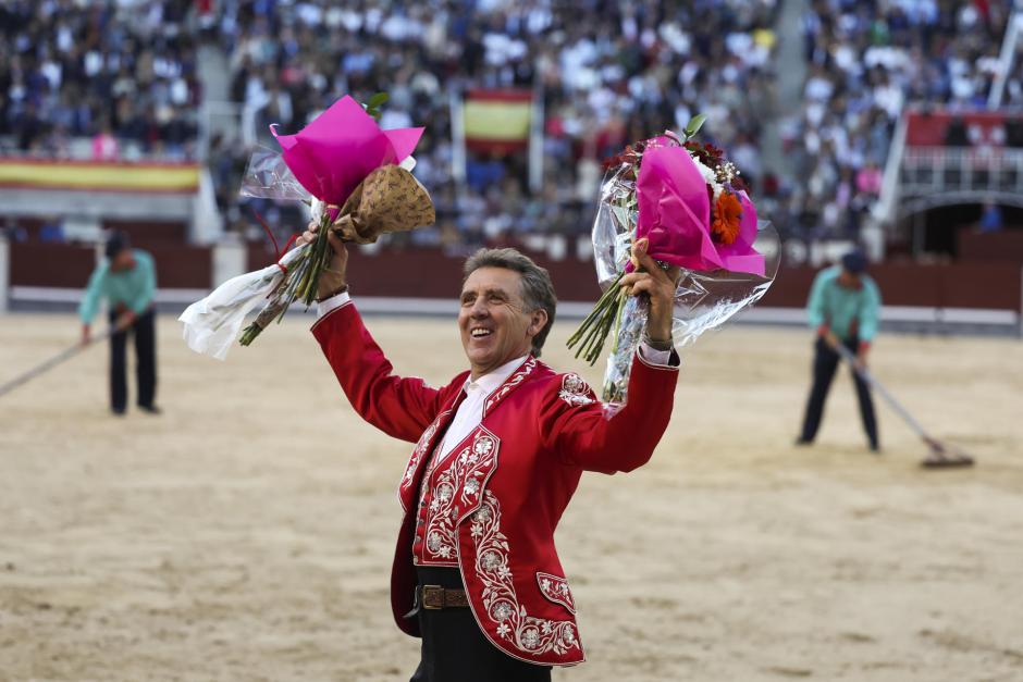 Pablo Hermoso de Mendoza saluda al tendido de Madrid en su despedida