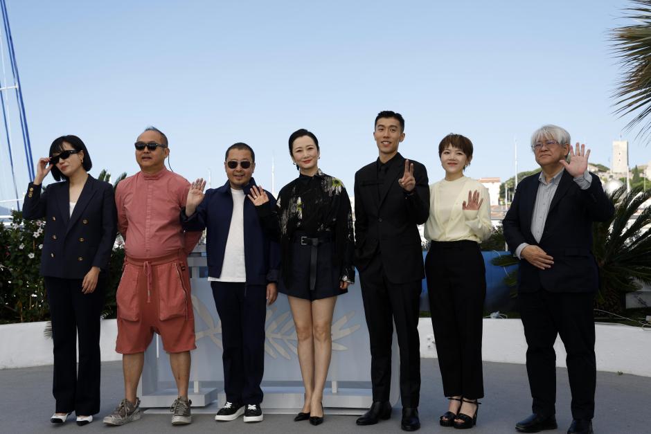 Cannes (France), 19/05/2024.- (L-R) Liang Jiayan, Yu Lik Wai, Director Jia Zhang Ke, Zhao Tao, Zhou You, Wan Jianhuan and Shozo Ichiyama attend the photocall for 'Caught by the Tides' during the 77th annual Cannes Film Festival, in Cannes, France, 19 May 2024. The film festival runs from 14 to 25 May 2024. (Cine, Francia) EFE/EPA/SEBASTIEN NOGIER