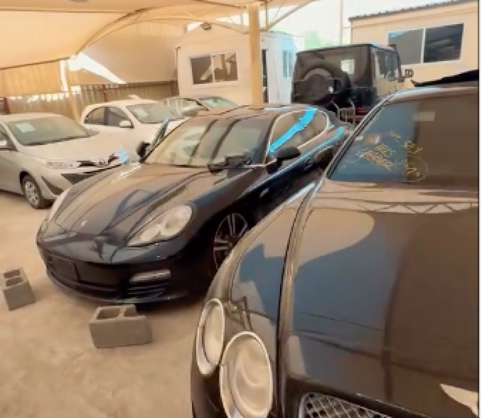 un Porsche Panamera y en primer plano un Bentley