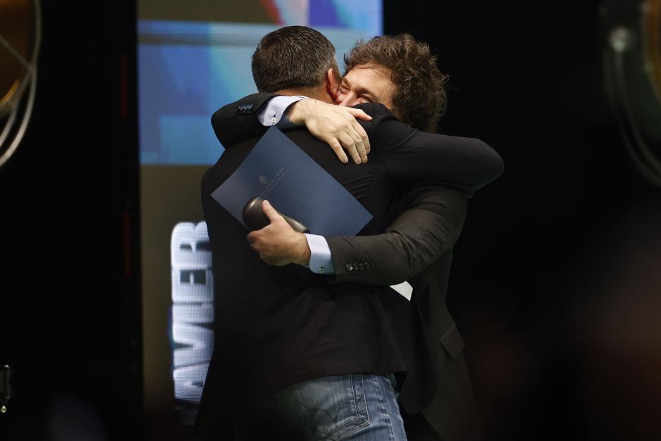 Javier Milei, presidente de Argentina, abraza al líder de Vox, Santiago Abascal, durante la convención política de Vox "Europa Viva 24" que se celebra este domingo en el Palacio de Vistalegre, en Madrid. EFE/Rodrigo Jiménez