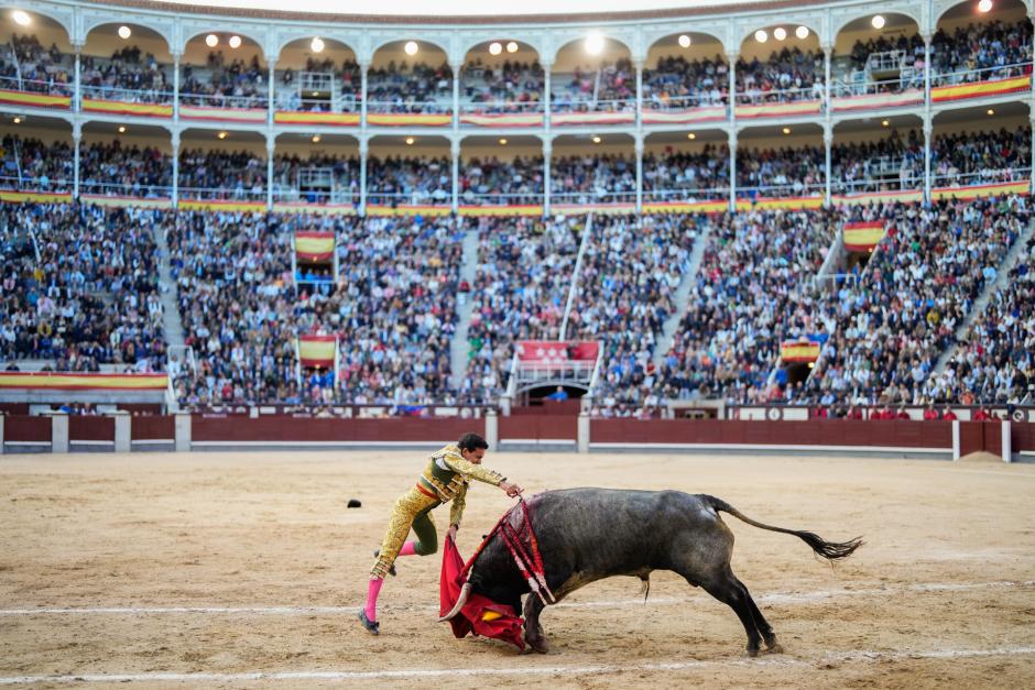 Juan de Castilla entra a matar a su segundo toro. Nuevo lleno en Las Ventas