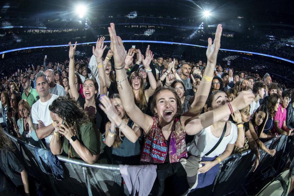 Asistentes al concierto en el Santiago Bernabéu