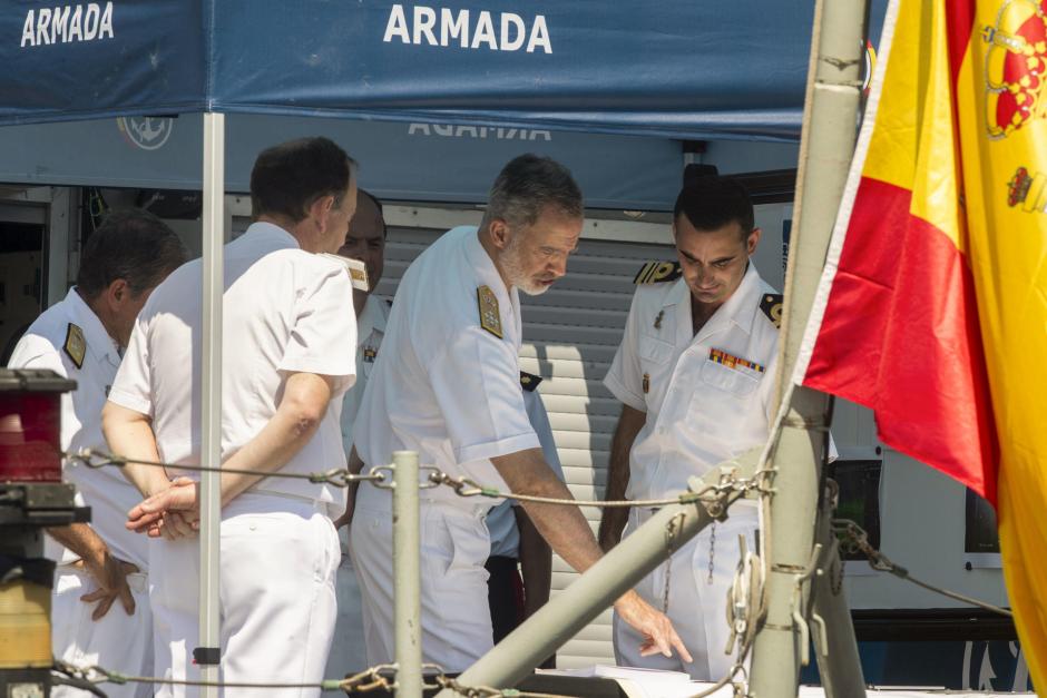 Don Felipe, a bordo del Cazaminas `Duero´, en la Estación Naval de Algameca en Cartagena