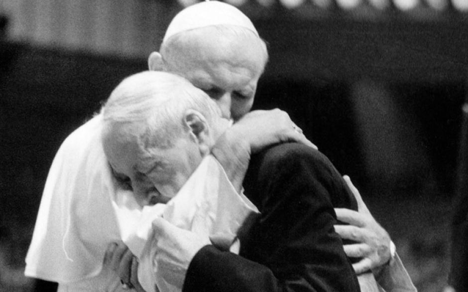 La conocida imagen de Juan Pablo II recibiendo el abrazo del cardenal Wyszyński