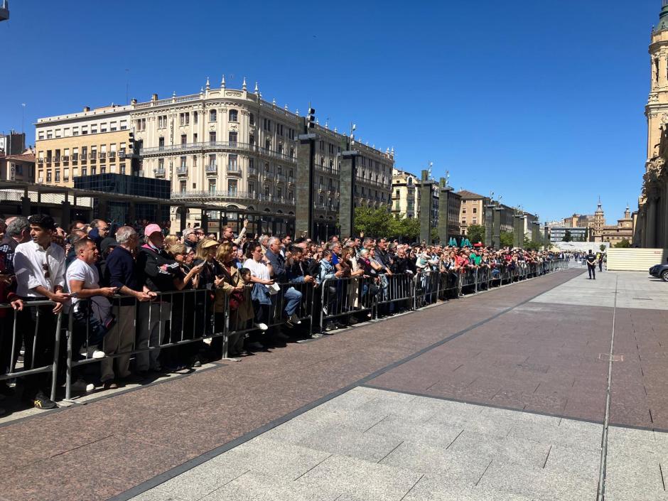 Ciudadanos que han esperado a Doña Leonor a la salida del Ayuntamiento de Zaragoza