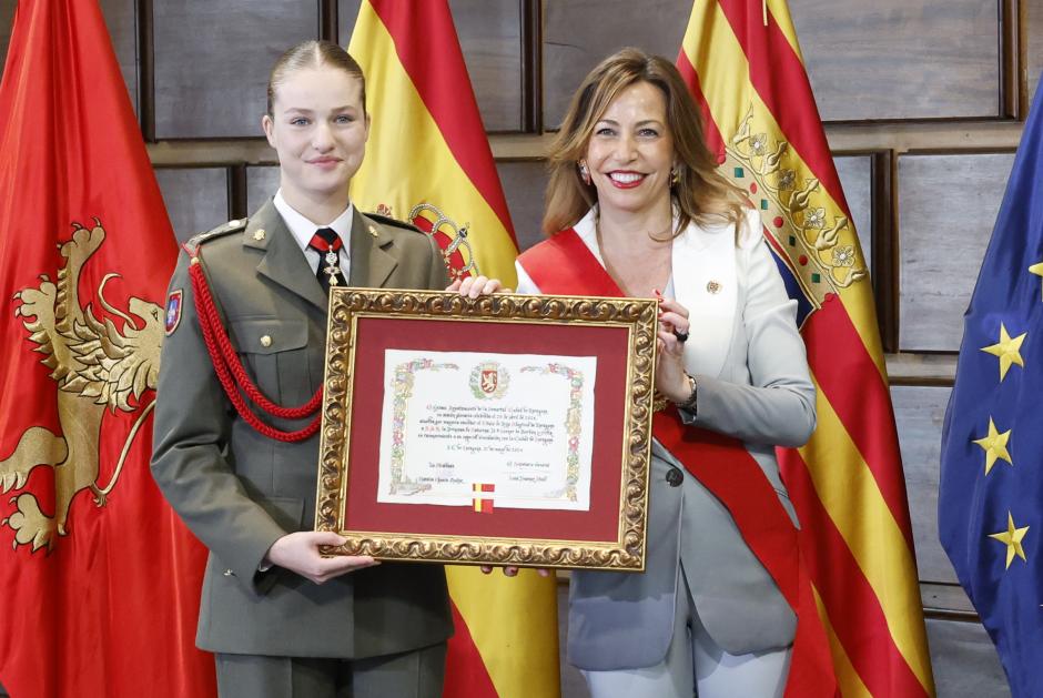 La alcaldesa de Zaragoza, Natalia Chueca, entre el título de Hija Adoptiva a la Pricesa