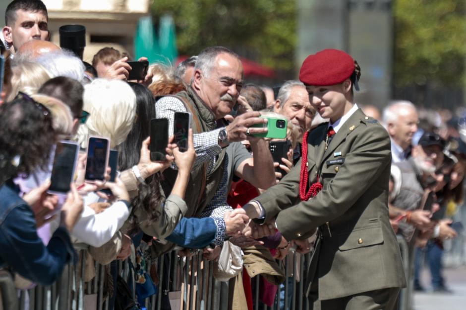 La Princesa de Asturias saluda a los aragoneses que la esperaban esta mañana en Zaragoza