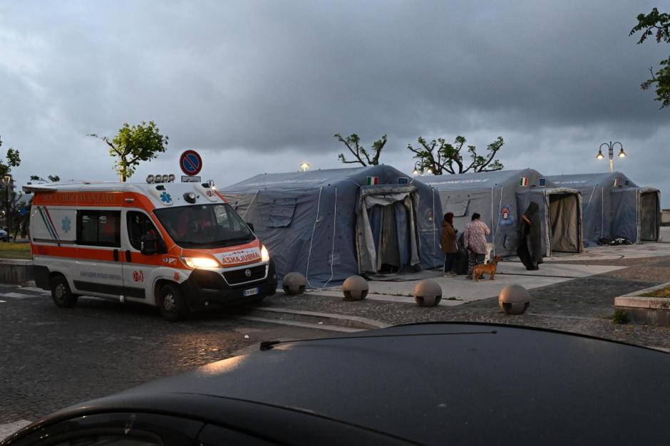 Zona de evacuación habilitada por Protección Civil tras los terremotos de Nápoles