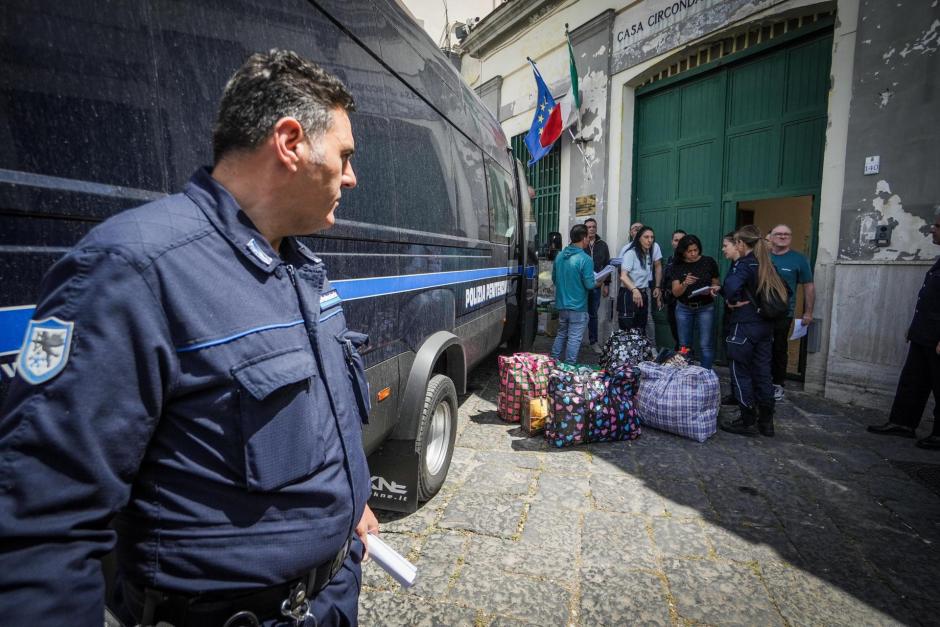 Trabajadores penitencionarios evacúan a internas de la prisión de Pozzuoli