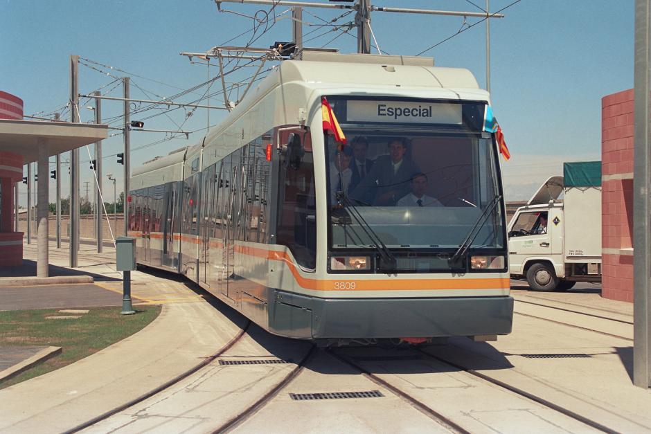 Imagen del día de inauguración del tranvía de Valencia, en mayo de 1994