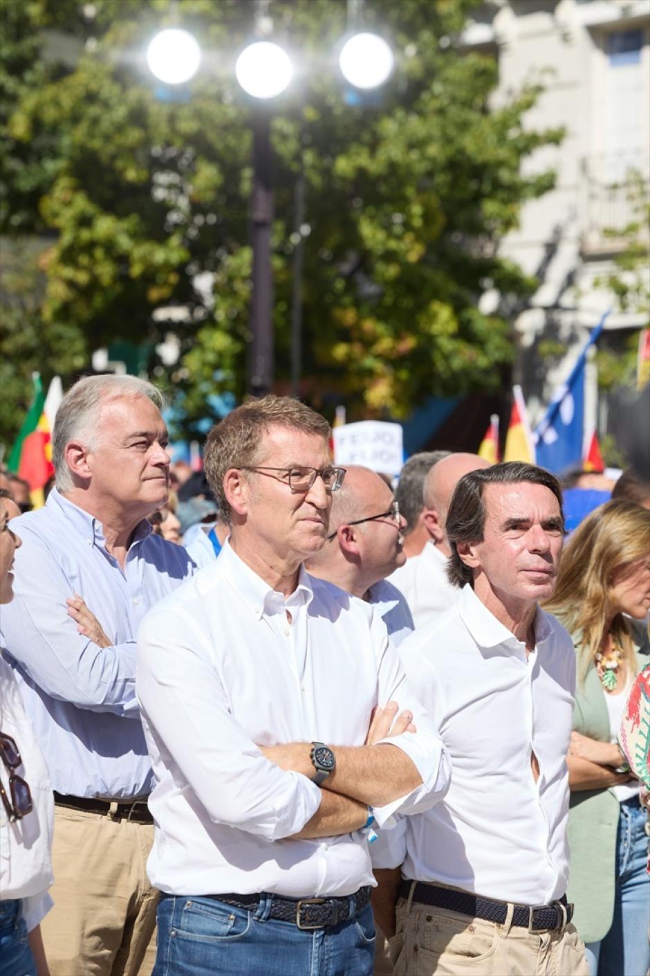 (I-D) El vicesecretario de Acción Institucional del Partido Popular, Esteban González Pons; el líder del PP y candidato a la Presidencia del Gobierno, Alberto Núñez Feijóo, y el expresidente del Gobierno José María Aznar durante la manifestación organizada El líder del PP, Alberto Núñez Feijóo, y el expresidente del Gobierno José María Aznar