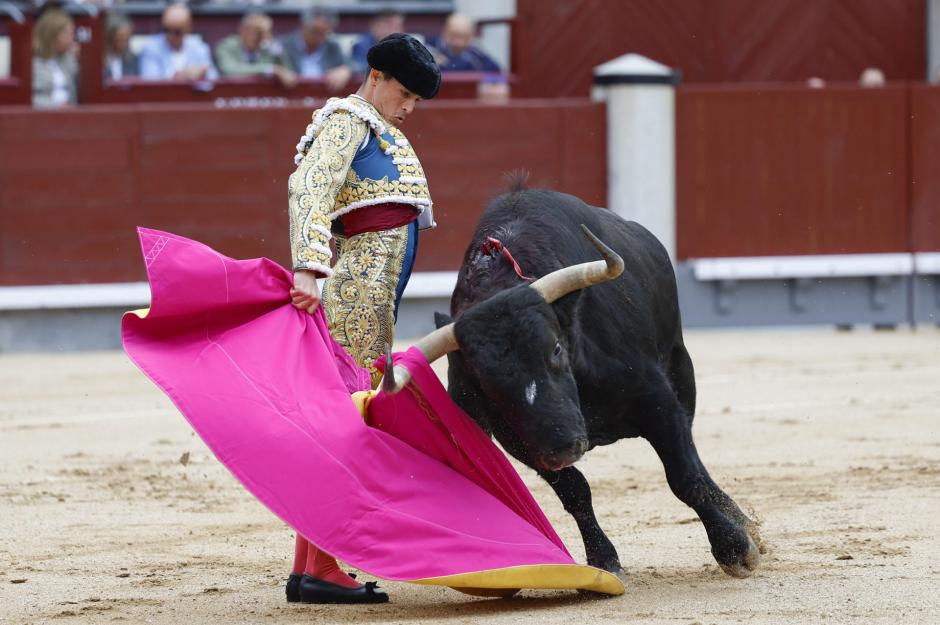 El primer toro de la tarde rasgó el capote de David Galván