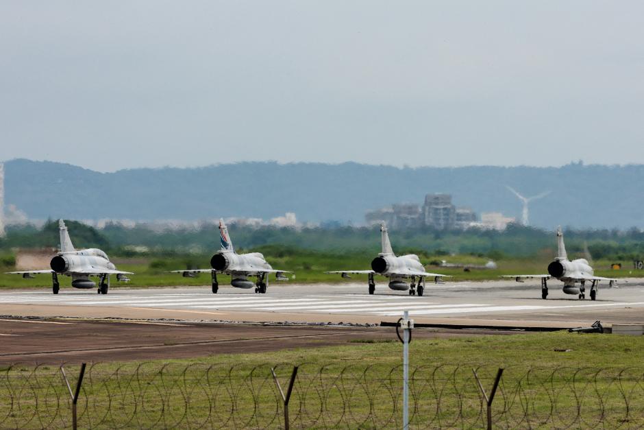 Aviones Mirage 2000 de la Fuerza Aérea taiwanesa se disponen a despegar de Taipéi