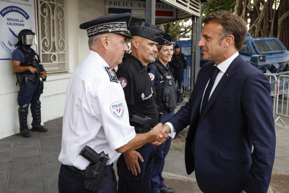 El presidente francés Emmanuel Macron saluda a policías en la comisaría de Numea, Nueva Caledonia