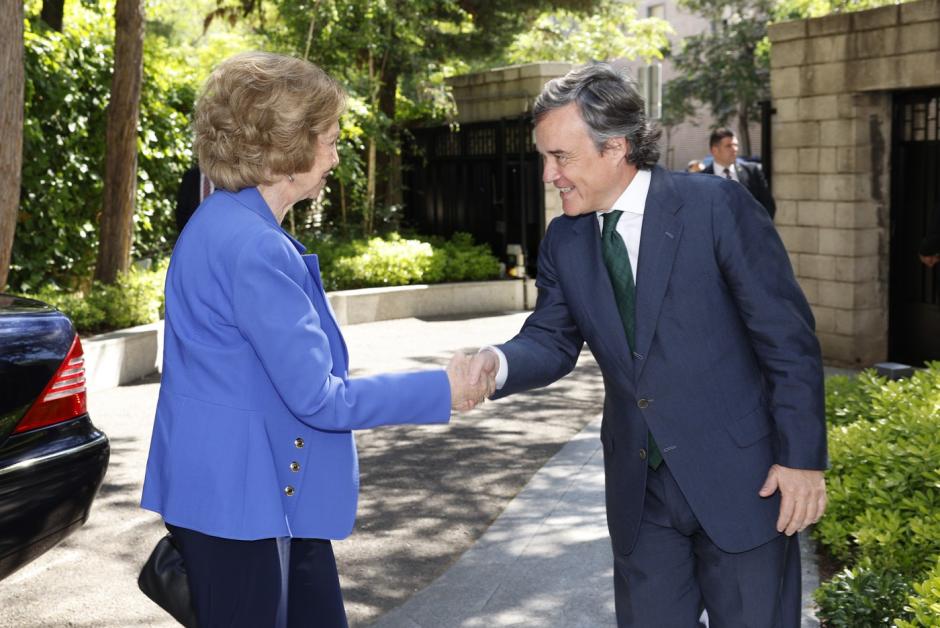 La Reina Doña Sofía recibe el saludo del director general de Política Exterior, Alberto Ucelay