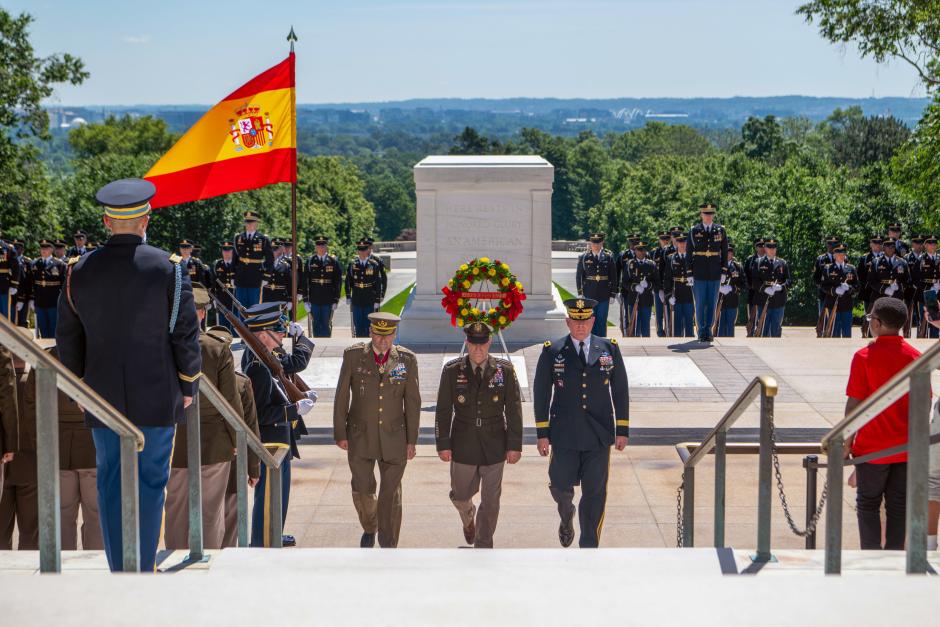 Un momento de la ceremonia en el cementerio de Arlington (EE.UU.) en el que el JEME ha recibido la Legión de Honor