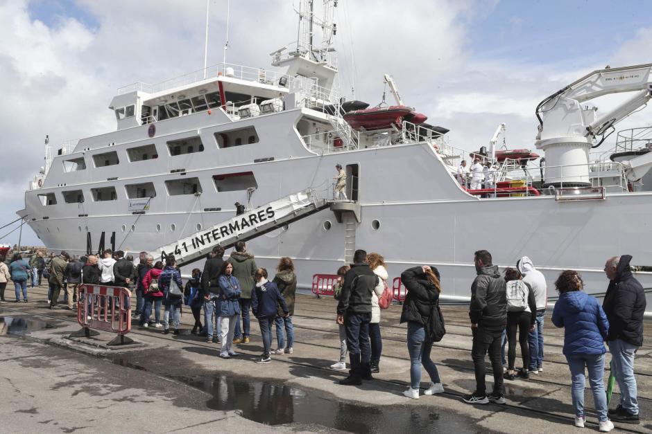 Un grupo de personas espera para visitar el buque Intermares en el puerto de El Musel de Gijón con motivo del Día de las Fuerzas Armadas