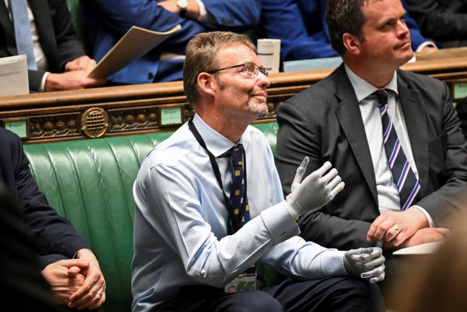 Una fotografía publicada por el Parlamento del Reino Unido muestra al diputado conservador británico Craig Mackinlay vitoreado en el Parlamento