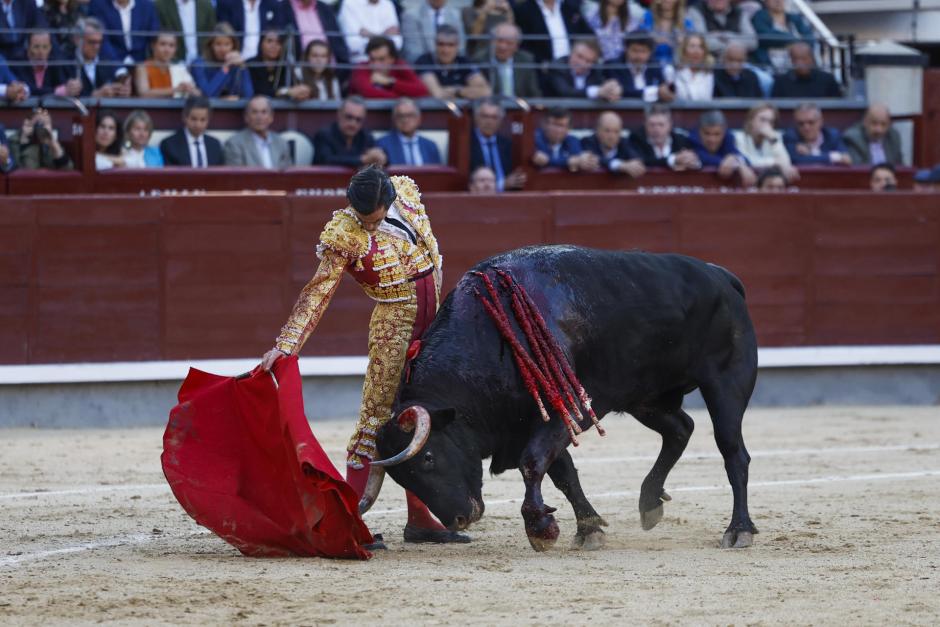 Juan Ortega, con la muleta poco antes de sufrir el percance con el quinto toro