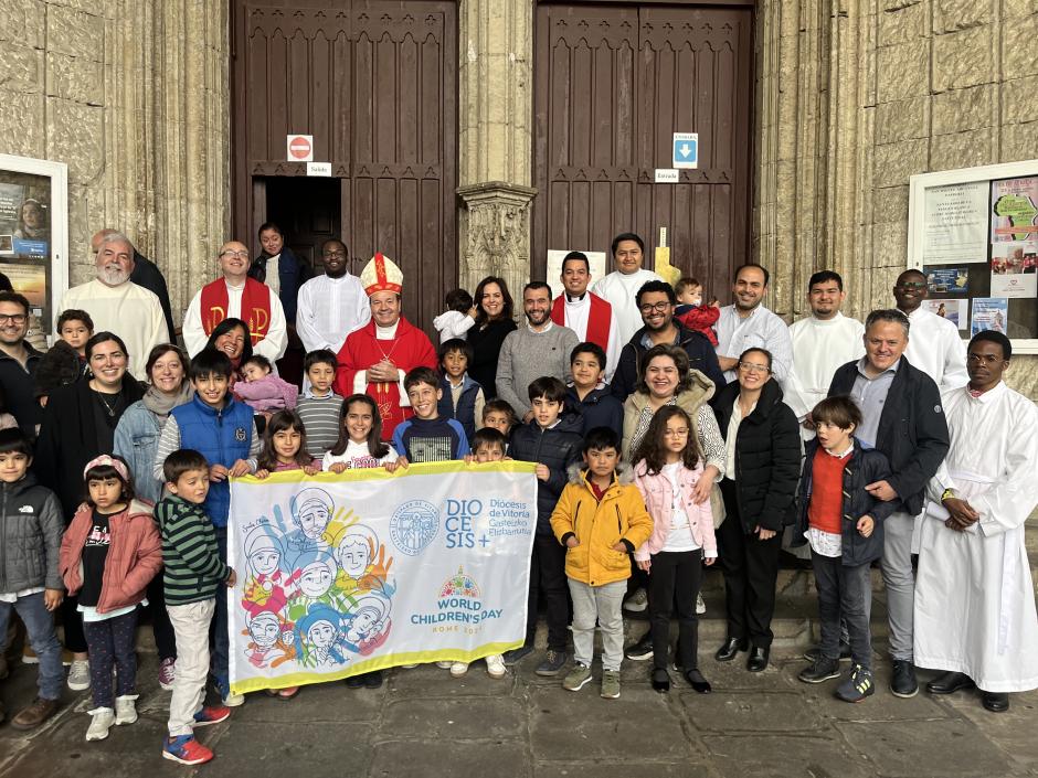 Monseñor Elizalde con algunos de los 30 niños alaveses que han participado este fin de semana en el primer encuentro mundial de niños con el Papa Francisco