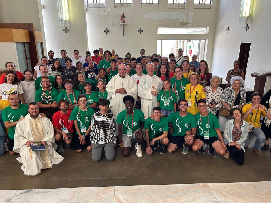 Monseñor Villalonga con el grupo de jóvenes menorquines que participaron en la JMJ de Lisboa del pasado verano