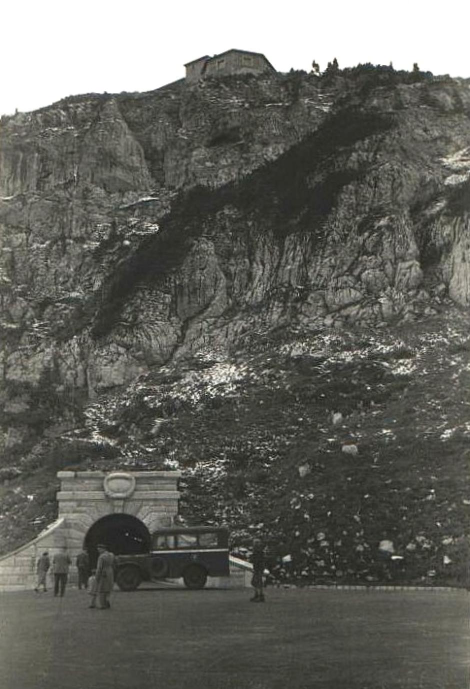 Fotografía de 1945 que muestra la entrada del túnel al elevador que sube a la Kehlsteinhaus, visible en la parte superior