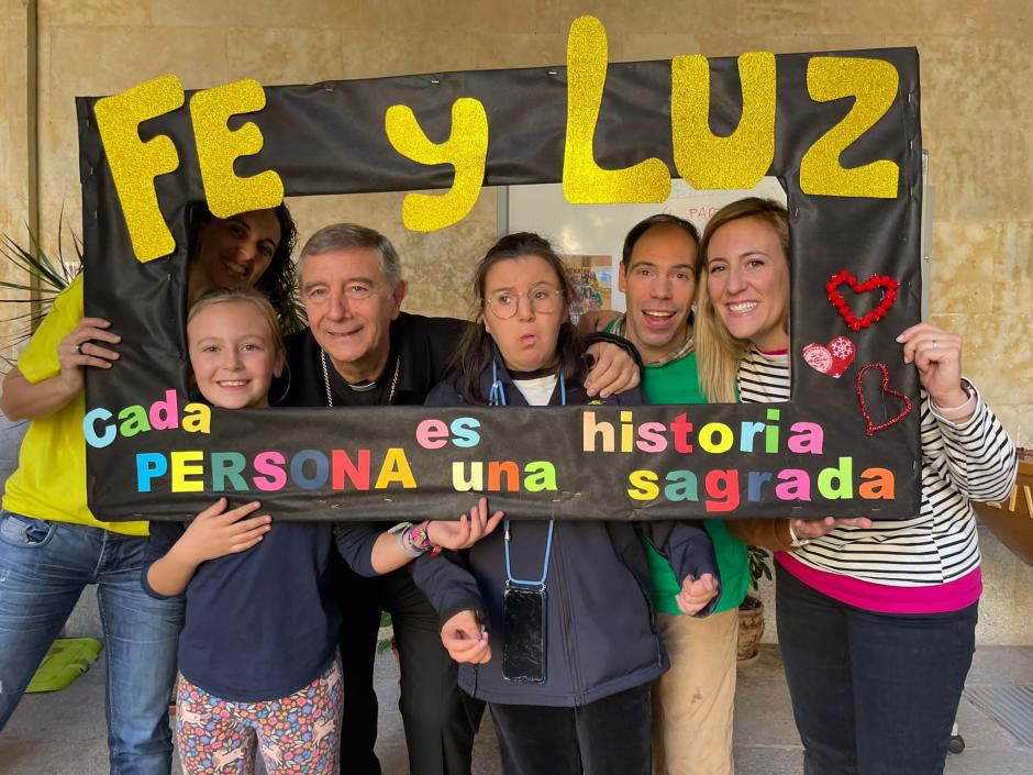 Monseñor Retana se fotografía con jóvenes de la asociación "Fe y Luz"