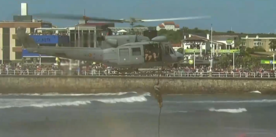 Ejercicio de fast rope desde un helicóptero AB 212 en la playa de Gijón