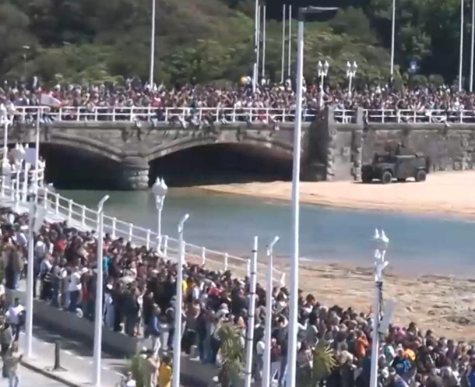 Miles de personas asisten a la demostración de las Fuerzas Armadas en Gijón