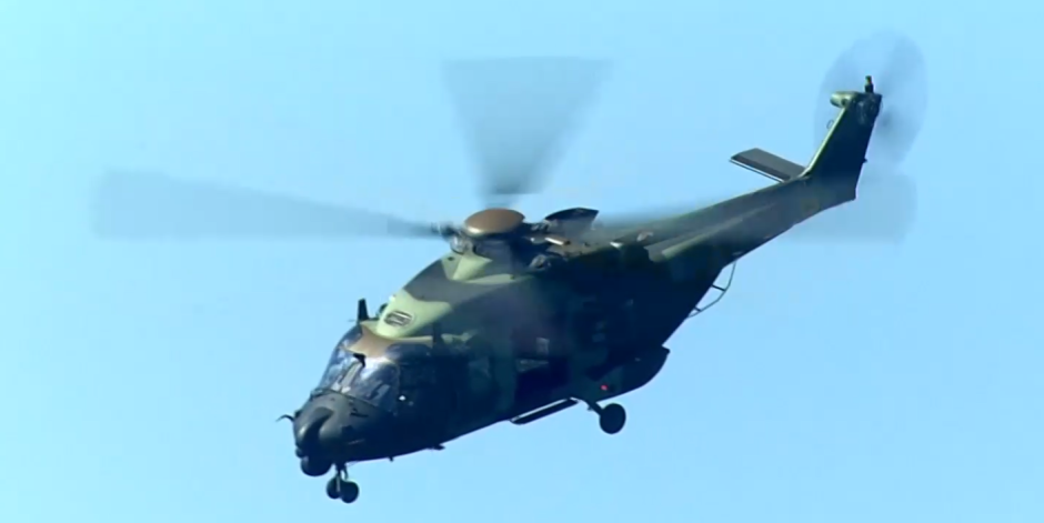 Un helicóptero Tigre sobrevuela la playa de Gijón