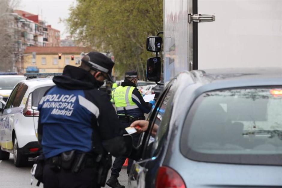 Los agentes municipales también se encargan de controlar etiquetas