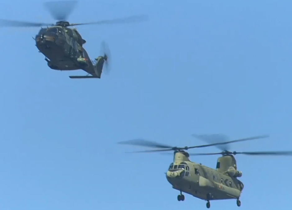 Un helicóptero Tigre y un Chinook en el cielo de Gijón