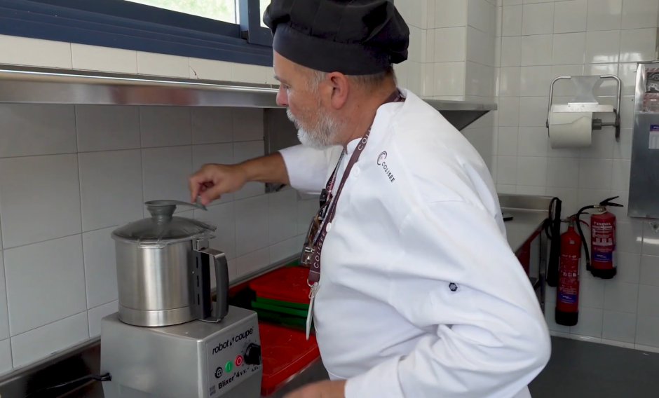 El chef Josep María preparando la comida texturizada